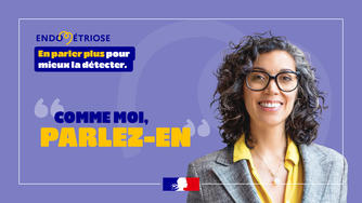 Sur un fond violet, une femme âgée d'une quarantaine d'année avec le slogan comme moi, parlez-en de la campagne de communication de lutte contre l'endométriose
