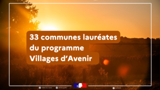 Sur un fond de campagne au soleil couchant, 33 communes lauréates du programme Villages d'Avenir