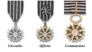 Trois médailles de l'ordre des arts et des lettres : grade chevalier, officier et commandeur 