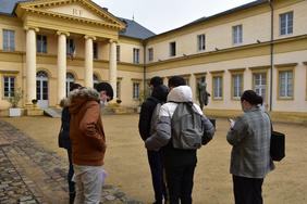 Cinq élèves du collège Victor Duruy visite la cour de la Préfecture