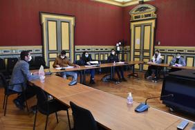 Cinq élèves du collège Victor Duruy sont assis dans l'une des salles de réunion de la préfecture, les tables sont disposés en forme de U