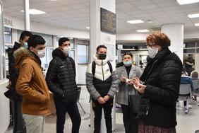 Cinq élèves du collège Victor Duruy rencontre un agent d'accueil de la préfecture 